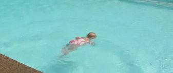 小宝宝游泳的视频,游泳视频集锦